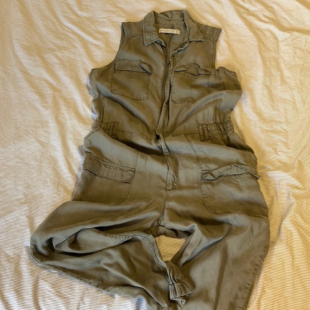 Abercrombie sleeveless zip front jumpsuit size M